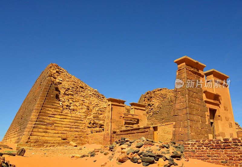 梅罗金字塔-撒哈拉沙漠中的努比亚坟墓-联合国教科文组织世界遗产，苏丹Begarawiyah -被毁的沙那克达赫特女王的N11金字塔-双门廊